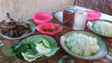 WARUNG MAKAN LESEHAN PAKDE WARDOYO