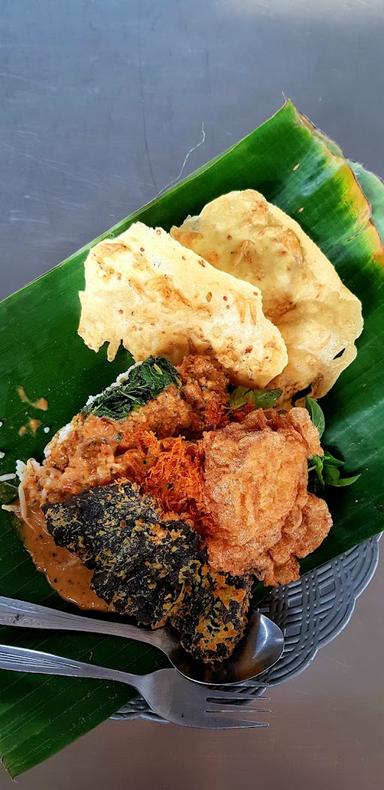 SPESIAL NASI PECEL PINCUK KHAS MADIUN MBAK SUMI