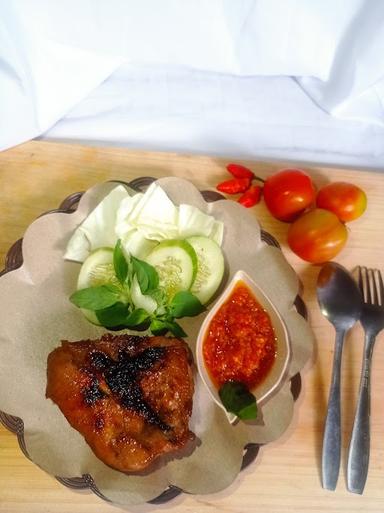 SI NAGIH (AYAM BAKAR DAN GEPREK)