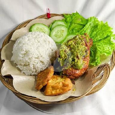 AYAM GEPREK SAMBAL JUDES MANGGA DUA DALEM