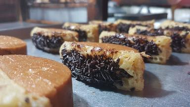 KUE PUKIS BIKANG PAK RT