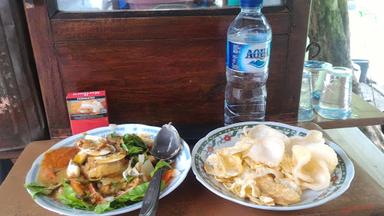 GADO-GADO PAK KUMIS