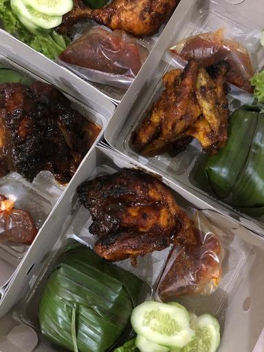 AYAM BAKAR BANG JOEL, BEDAHAN