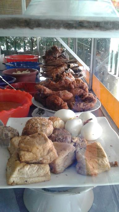 RUMAH MAKAN LARIS JAYA MASAKAN PADANG