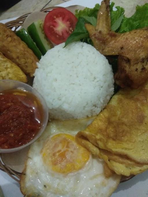 AYAM GORENG BLAMBANGAN & SALAD