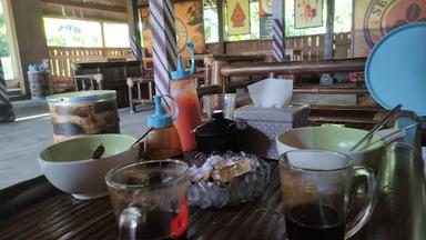 BAKSO & MIE AYAM ZAVVAIS