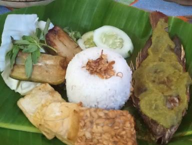 WARUNG AYAM BAKAR MADU KARUNIA