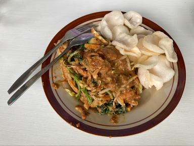 WARUNG SOTO DAN KUPAT TAHU BU WADI