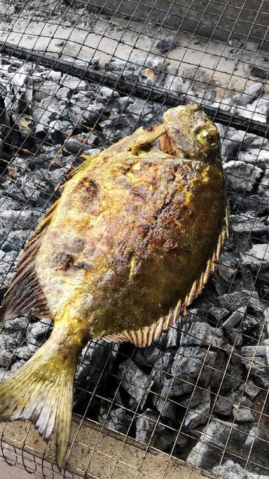 PERAHU KUNING ( IKAN BAKAR & SEAFOOD )