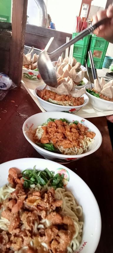 BAKSO & MIE AYAM NUGROHO