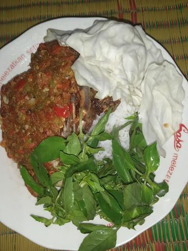 WARUNG MAKAN GAPURO KEMBAR