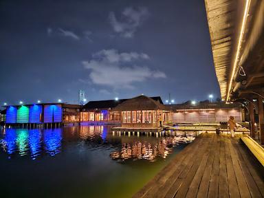 RESTORAN KAMPUNG LAUT