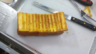 ROTI BAKAR DEN OZIL