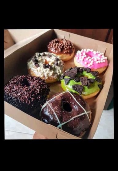 ES DURIAN DAN SUGAR DONUTS, SOP IGA DAN KEPALA MANYUNG MBAK NING