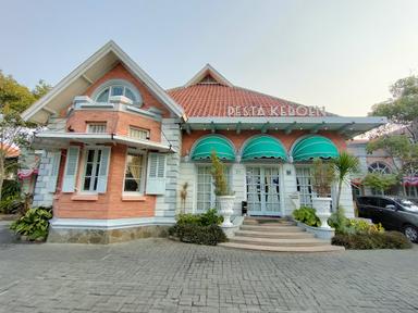 PESTA KEBOEN RESTORAN