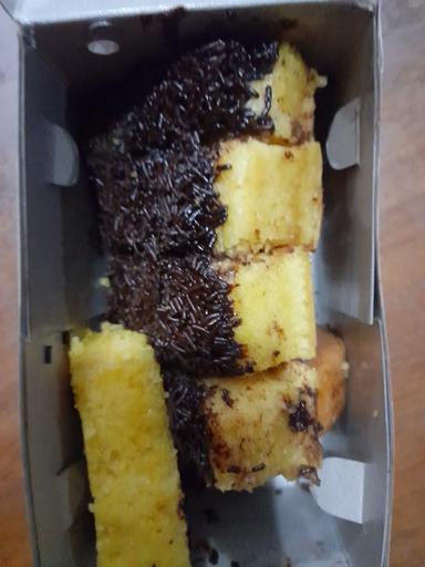 PUKIS DAN MARTABAK KOTABARU (SEMARANG, MIROTO)