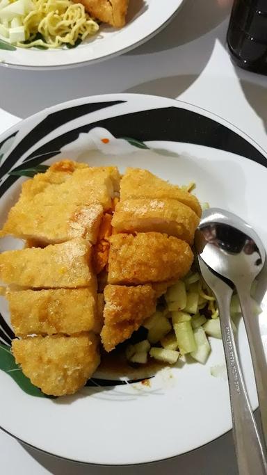 PEMPEK TENGGIRI DAN SOTO TULANG PALEMBANG NYONYA LIE