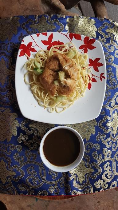 PEMPEK TENGGIRI DAN SOTO TULANG PALEMBANG NYONYA LIE