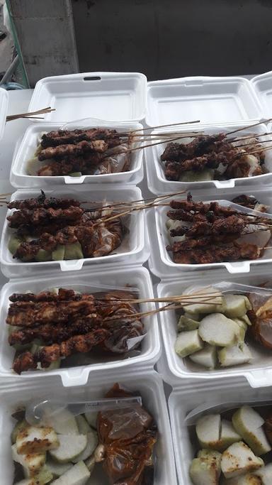 SATE AYAM DAN KAMBING PAK MINO