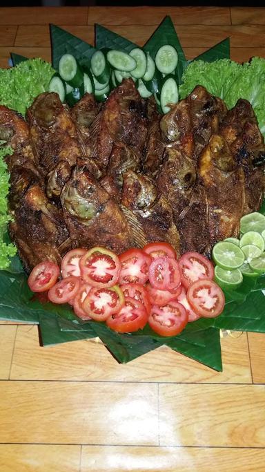 WARUNG POJOK SPESIAL SOP & MANGUT BELUT BU HARNO