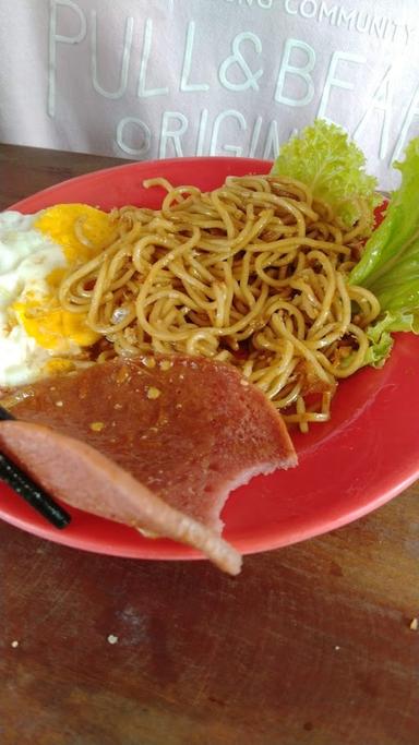 MIE DHEMIT BU RINA