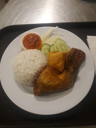 AYAM PENYET KANTIN SERELA IBU