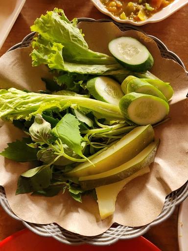 RUMAH MAKAN BELUT TEH UUM BAROS