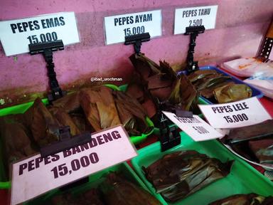 RUMAH MAKAN TENDA BIRU “IBU IKAH” SERANG BANTEN