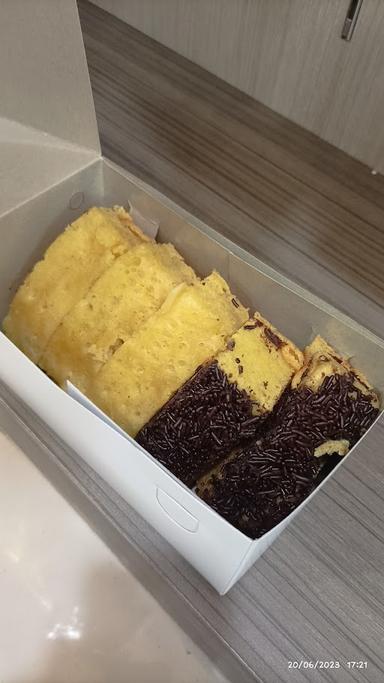 PUKIS & MARTABAK KOTABARU SOLO