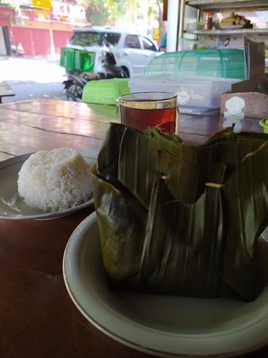 AYAM BAKAR AYEM TENTREM ( BU TENTREM )