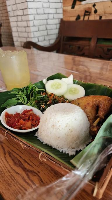 AYAM GORENG HONGGOWONGSO