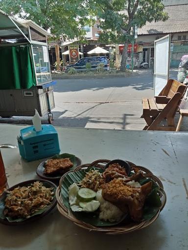 AYAM GORENG YAYA FATIMAH