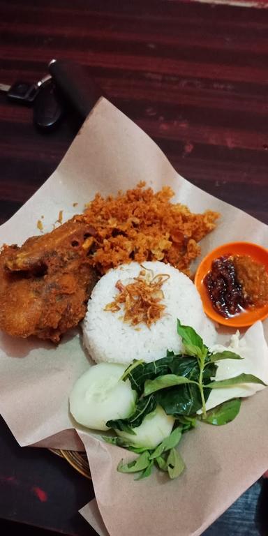 WARUNG NASI UDUK BU SUGI (DEPAN PASAR HARJODAKSINO/GEMBLEGAN)