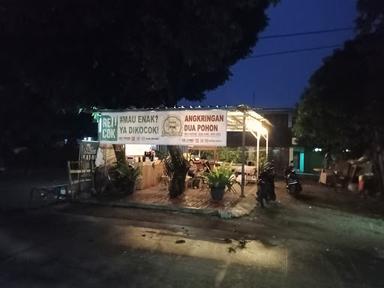 ANGKRINGAN DUA POHON