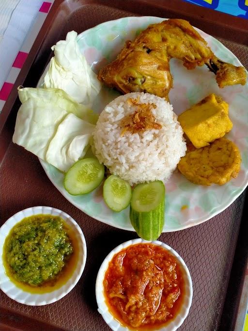 AYAM PENYET MAKNYUS TEH MAYA