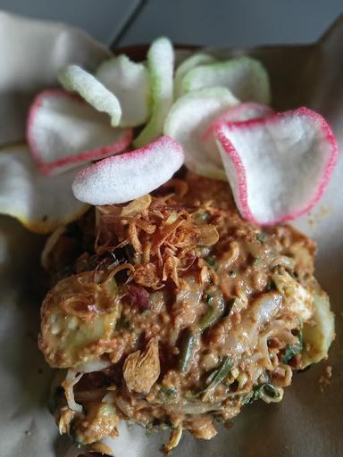 GADO-GADO ANGGREK LOKA