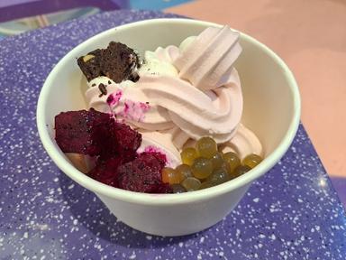 YOGUCHI FROZEN YOGHURT & CHIPS BAR