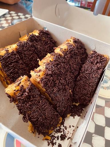 PUKIS & MARTABAK KOTABARU KARET SEMANGGI