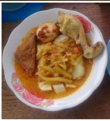 KETUPAT SAYUR NASI UDUK, MBA YUNI