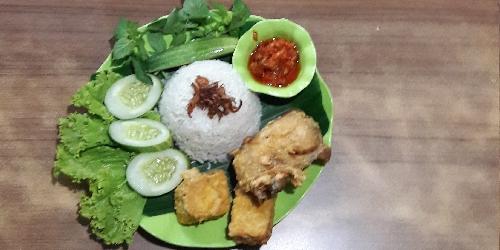 WARUNG BUDE AYAM PENYET & PECEL LELE