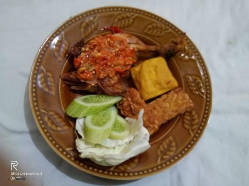 AYAM PENYET SEGALA RASA