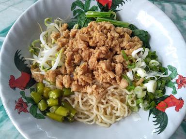 BAKMI AYAM FEY