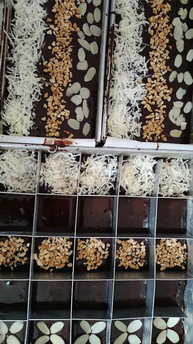 ZAHIRA CAKE AND BROWNIES