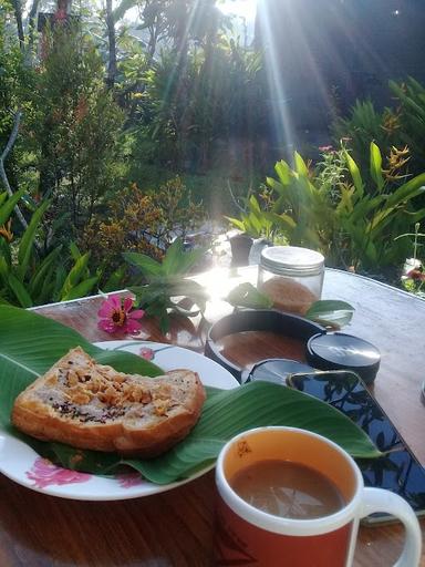 GREEN TEAK WARUNG TAMAN ROTI BAKAR