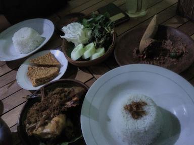 RUMAH KULINER BEBEK GORENG, AYAM GORENG DAN AYAM INGKUNG