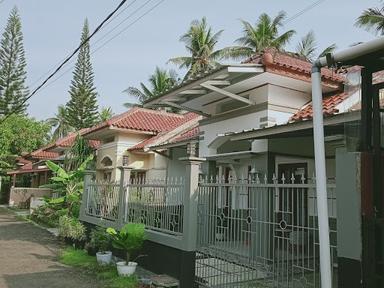 RUMAH JOGLO & KOLAM RENANG BANYU URIP