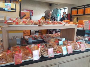 LARITTA BAKERY - DIPONEGORO