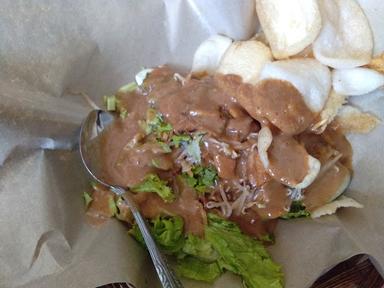 SENYUM GADO GADO