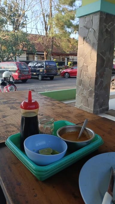 WARUNG COTO MAKASSAR ES PISANG IJO