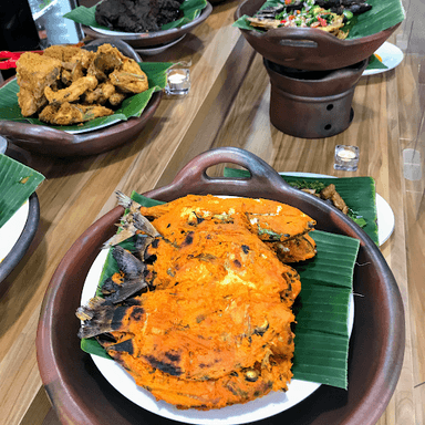 RUMAH MAKAN KAPAU SANTIANG